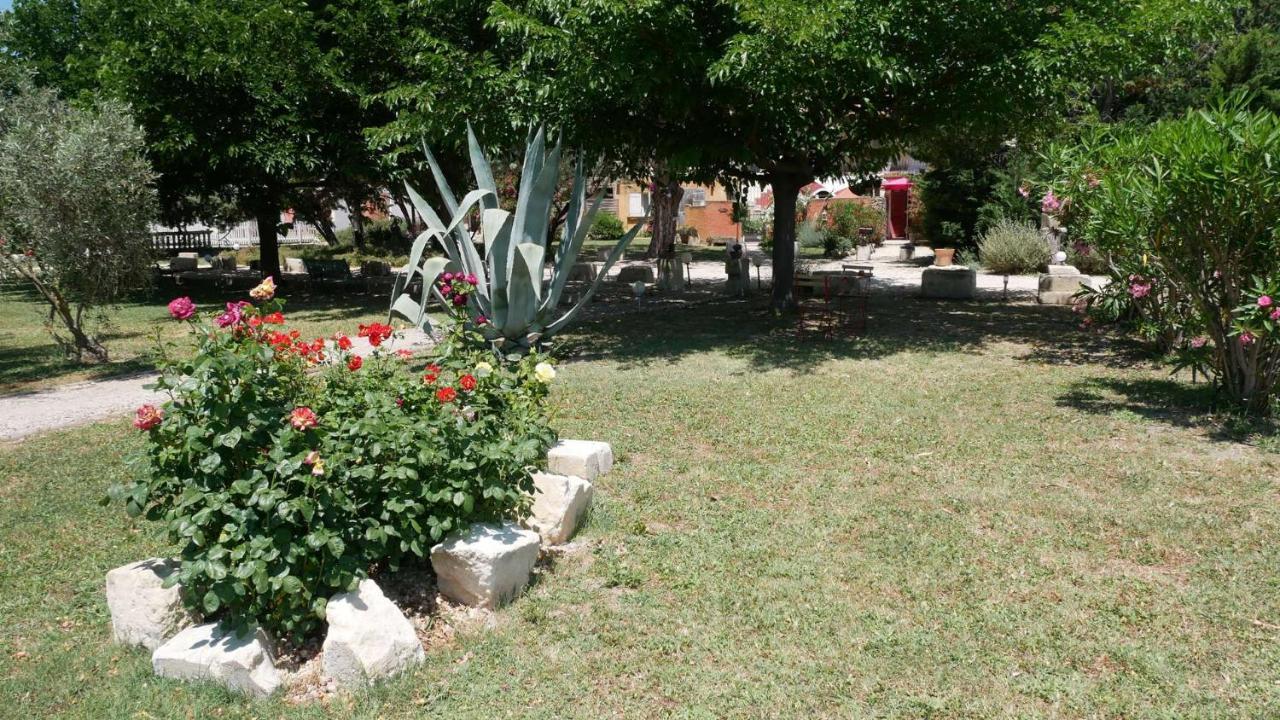 Mas Maurane - Le Bougainvillier Aux Portes D'Arles Apartment Tarascon Ngoại thất bức ảnh